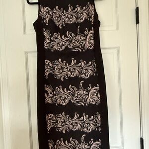 Suzie Shier Sleeveless Baroque Print Sheath Dress — Black & Blush, Size S